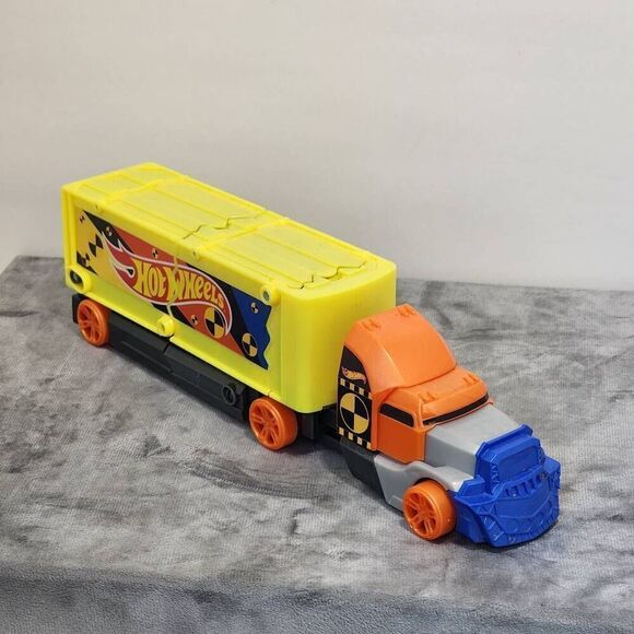 Hot Wheels Crashin' Rig Yellow 2011 Mattel W4657 - Picture 1 of 8